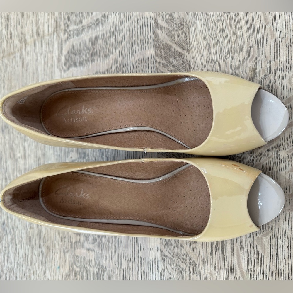 Clarks NWOB Artisan Indigo Nude Tan Patent Peep Toe Pumps Heels Dress Shoes 6.5 - Picture 7 of 15
